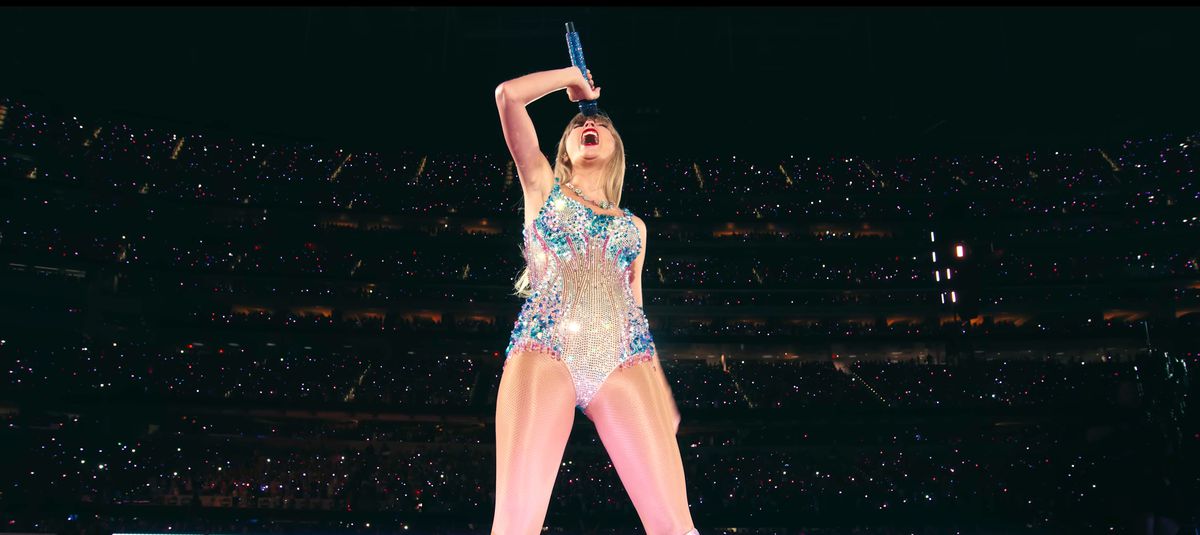 Taylor bältar in i mikrofonen under Eras-turnén