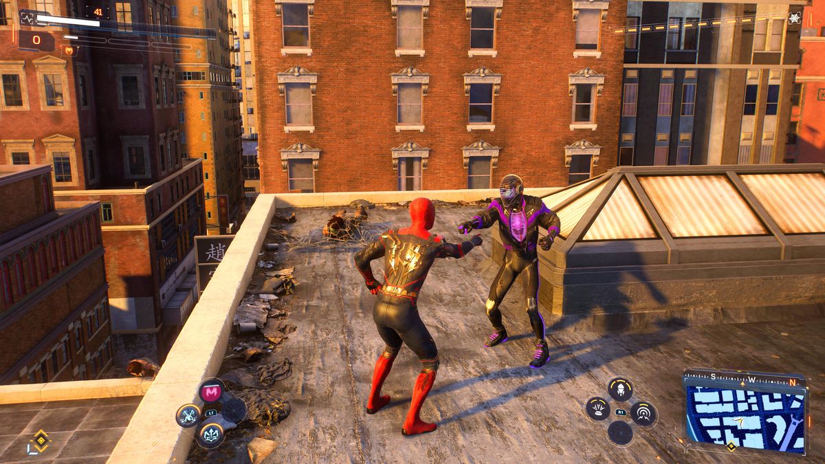 Peter Parker och Miles Morales pekar på varandra på ett hustak för att eka Spider-Men-pekande meme i Marvel's Spider-Man 2