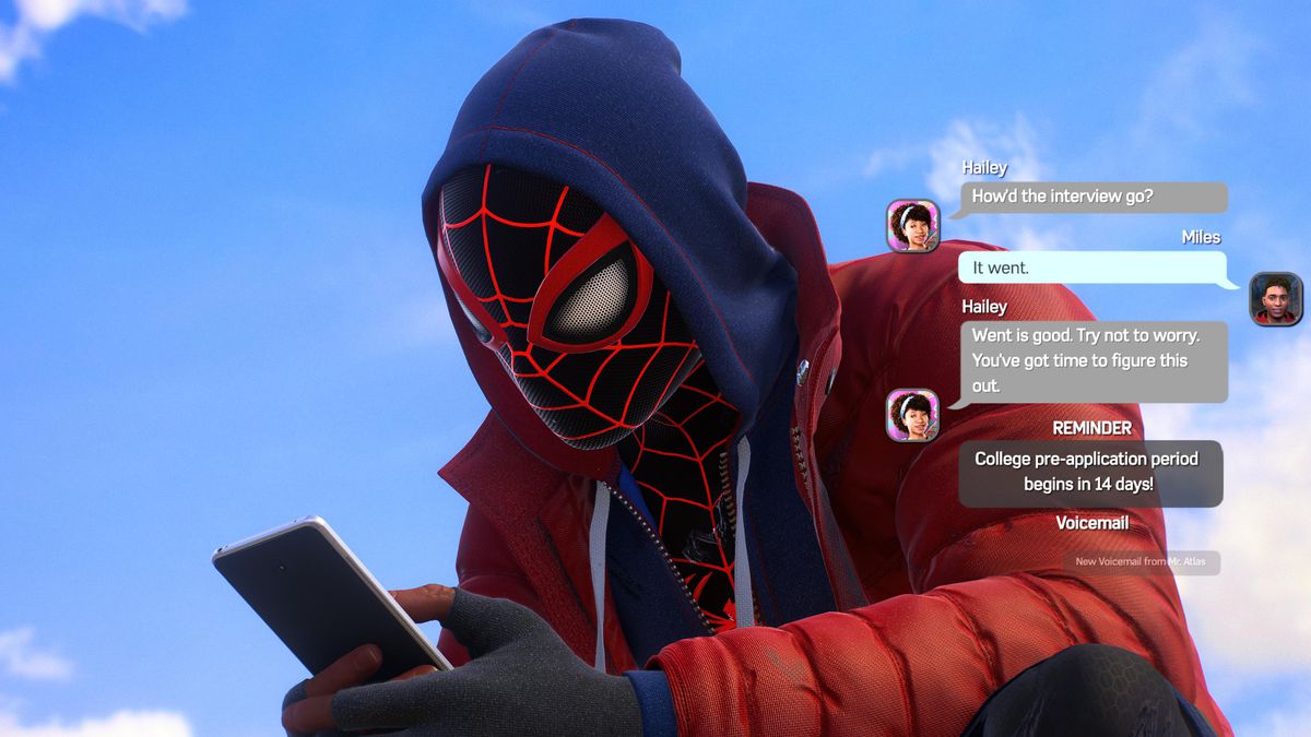 Miles Morales, klädd i en röd pösig kappa och blå luvtröja över en svart spindelkostym, smsar sin vän Hailey om en praktikintervju i Marvel's Spider-Man 2