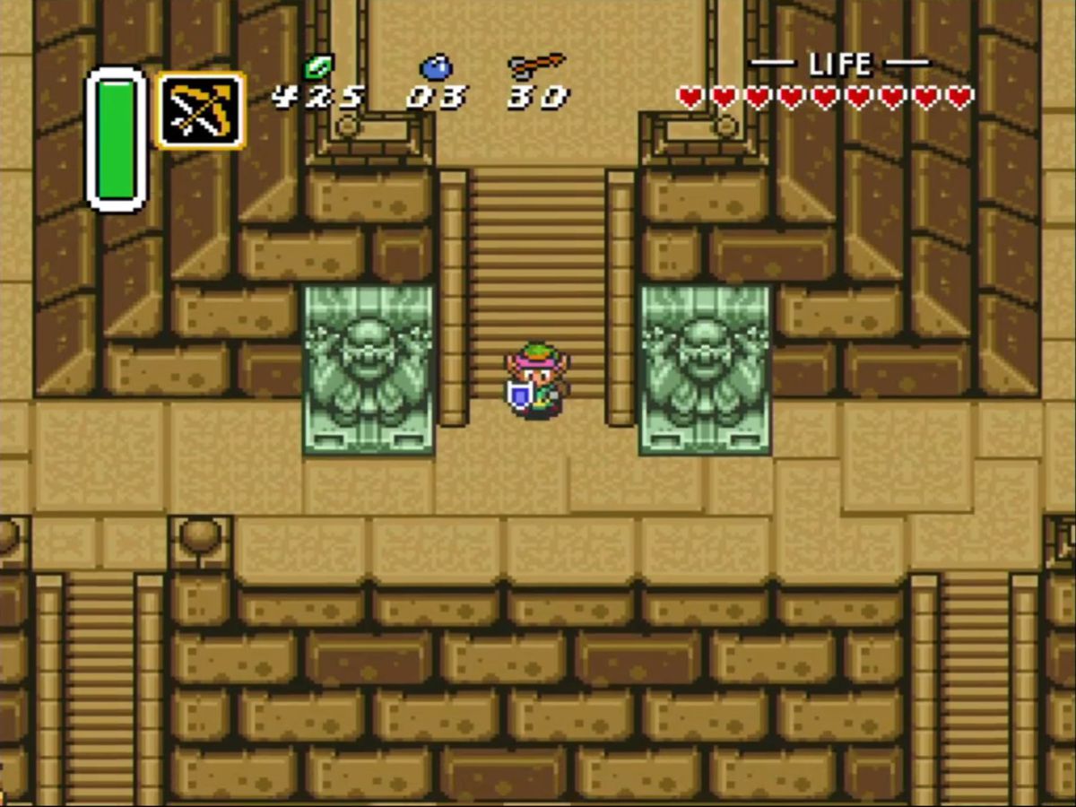Link går nerför en stentrappa flankerad av mystiska stenstatyer i A Link to the Past