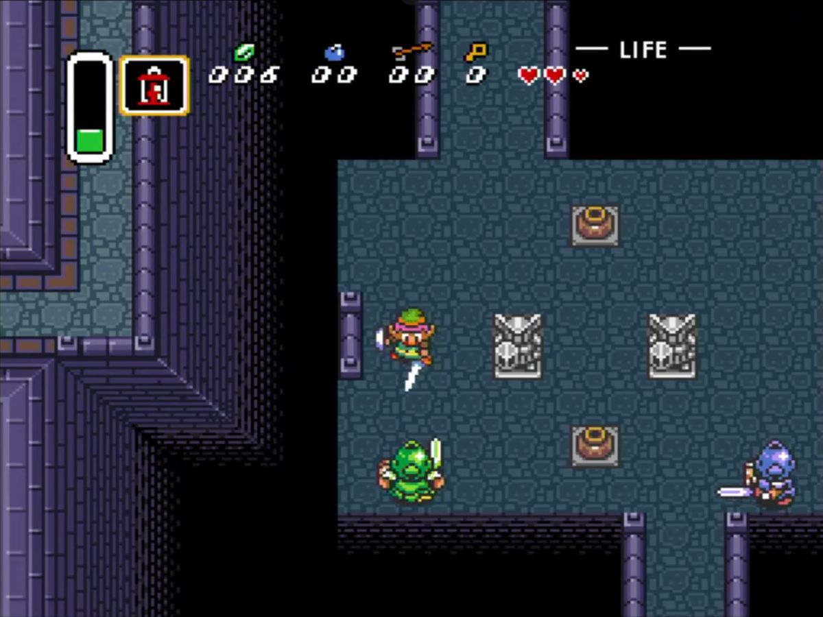 Link stöter sitt svärd i riktning mot en grönklädd, svärdssvingande fiende i en mörk fängelsehåla i A Link to the Past