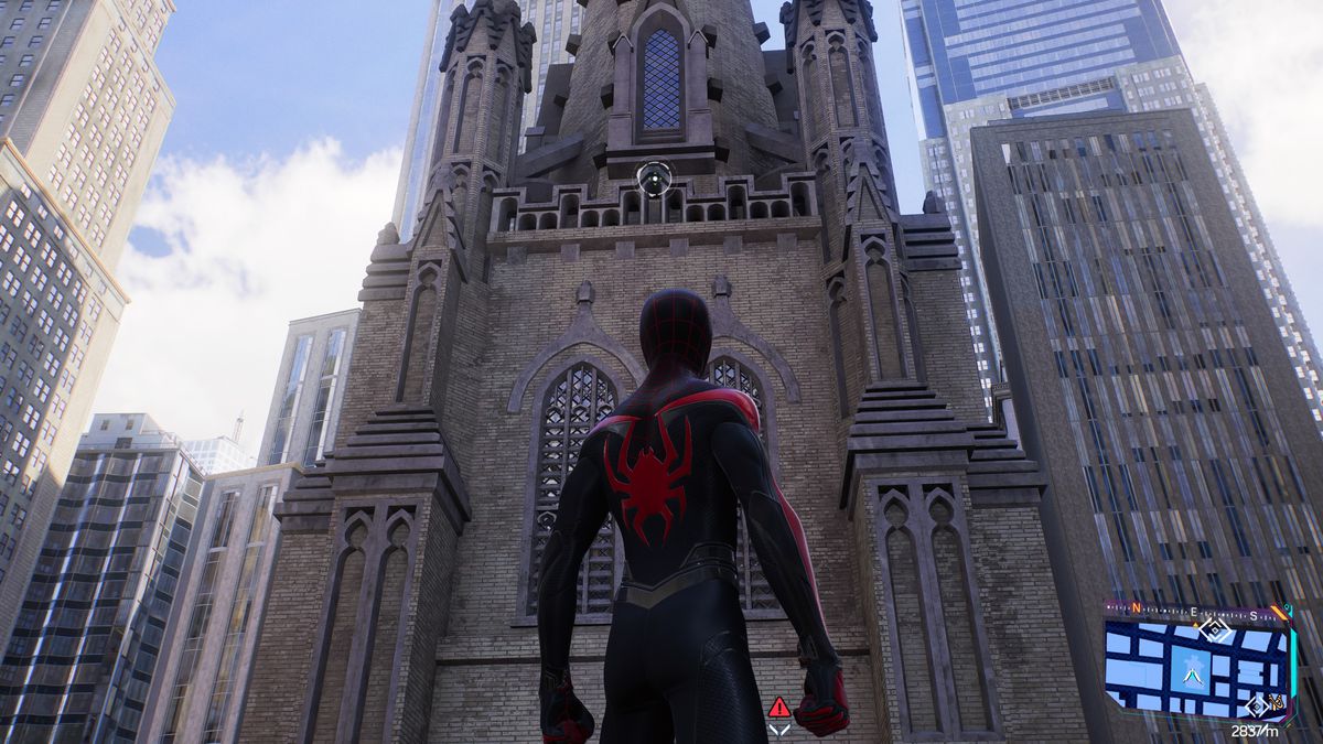 Miles tittar upp på en abborre i Marvels Spider-Man 2