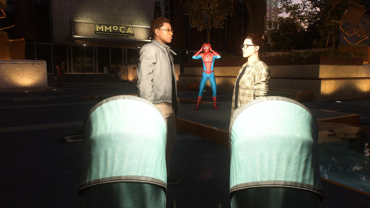 Spider-Man blir chockad över att höra lite saftigt skvaller när två ensamstående föräldrar dansar runt och planerar en dejt.  Det är så svårt att hitta kärleken i NYC! 