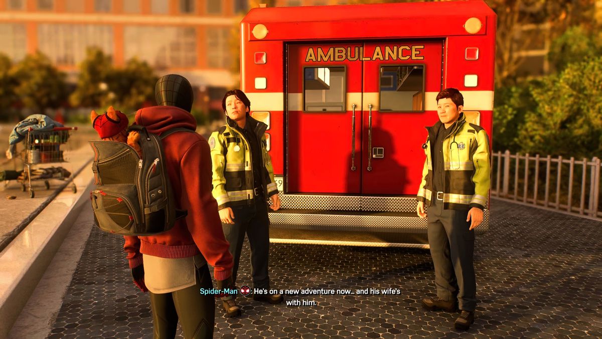 Miles Morales, iklädd Bodega Cat Spider-Man-dräkt, pratar med två ambulanspersonal som står framför en ambulans i Spider-Man 2.