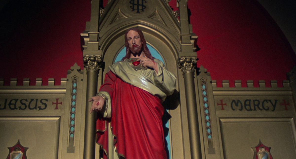 En staty av Jesus i en kyrka från filmen God Told Me To