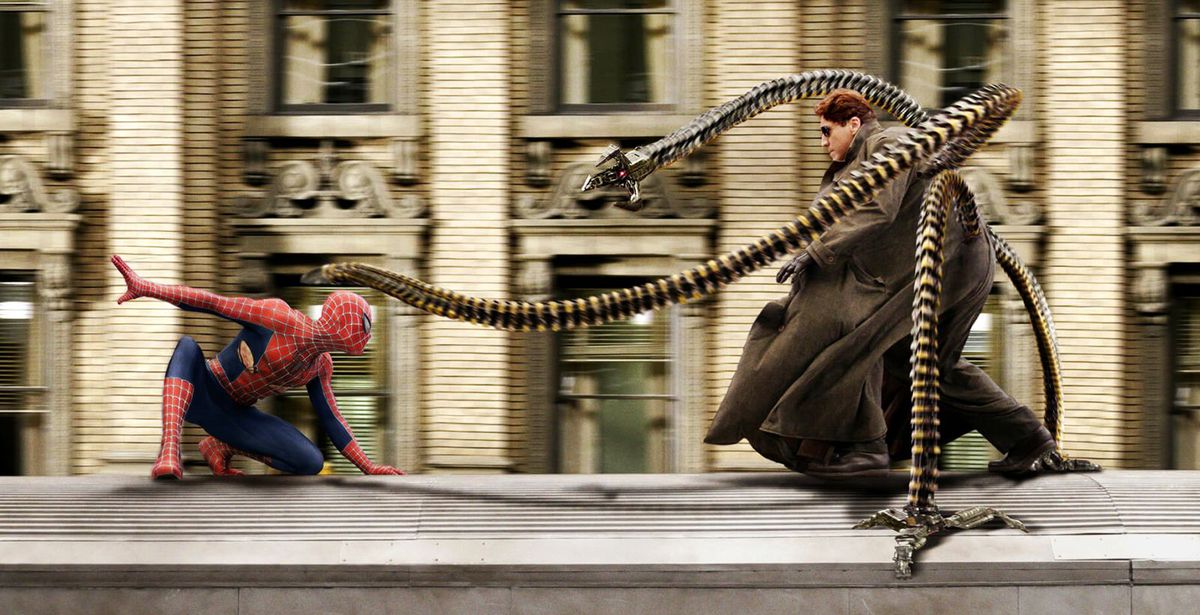 (LR) Spider-Man möter doktor Otto Octavius ​​på toppen av ett tåg i rörelse i Spider-Man 2.