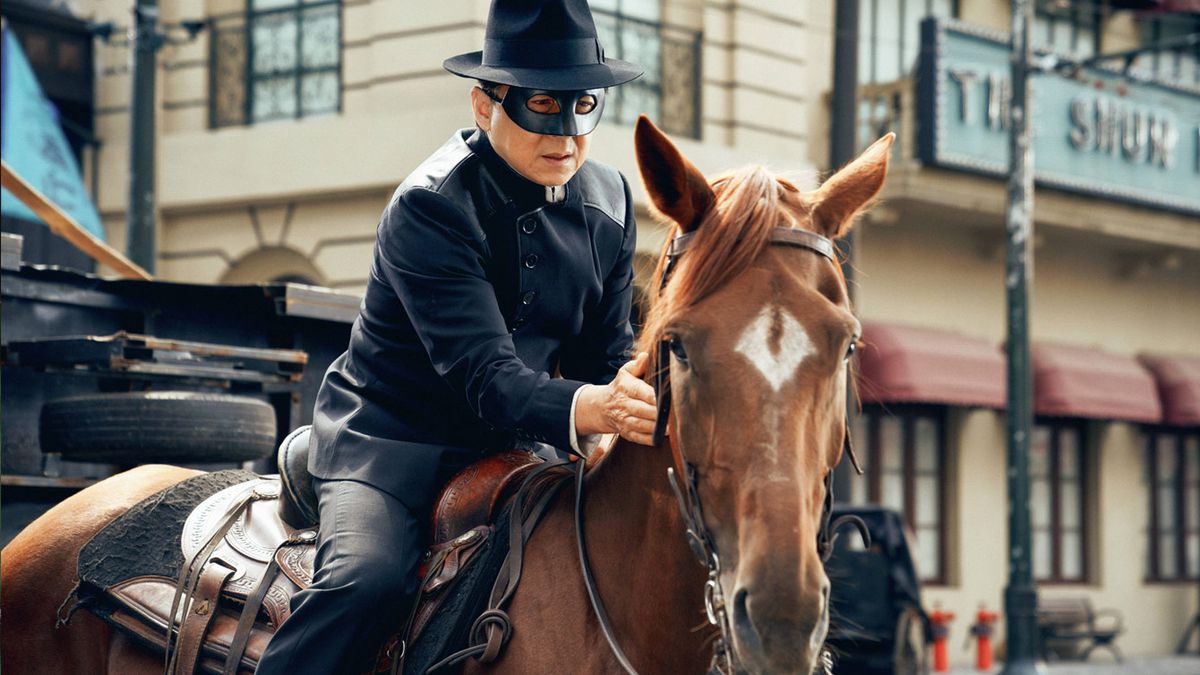 Jackie Chan, klädd som Zorro, rider på en häst i Ride On.