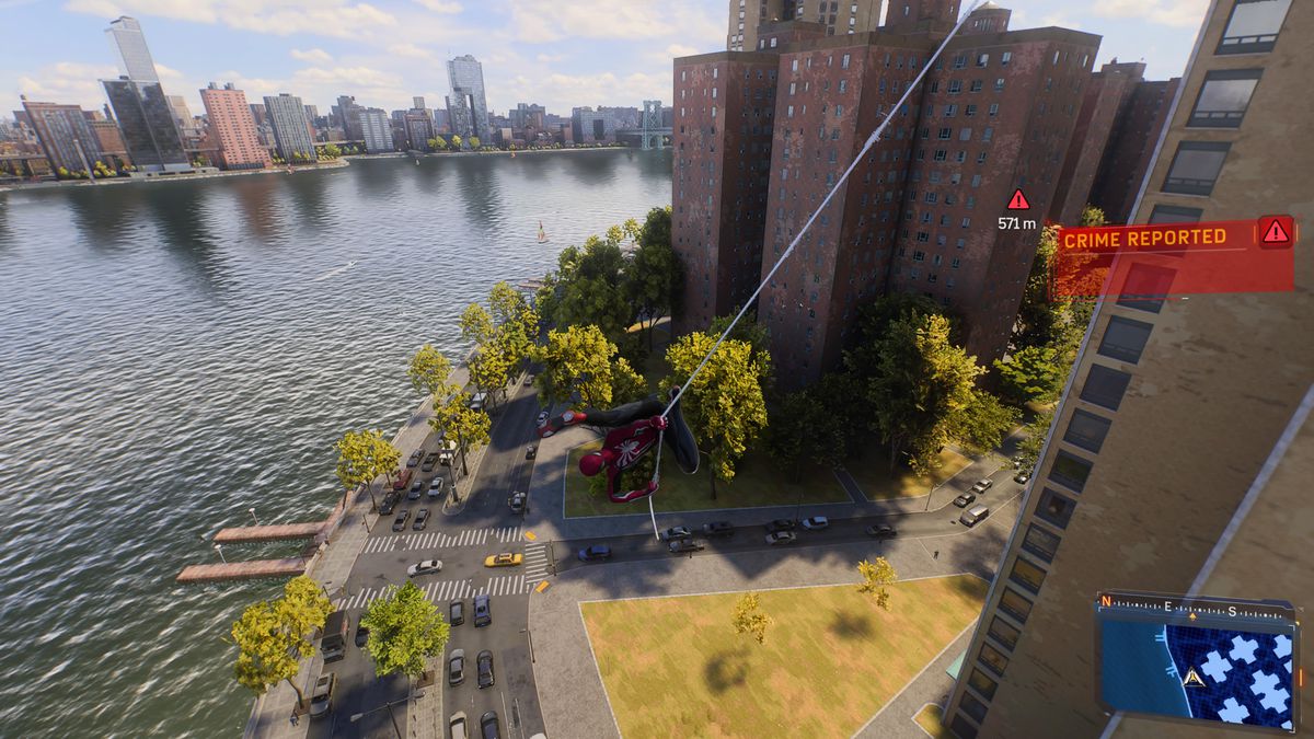 Spider Man svänger över FDR på Manhattan i Spider Man 2 på PS5.