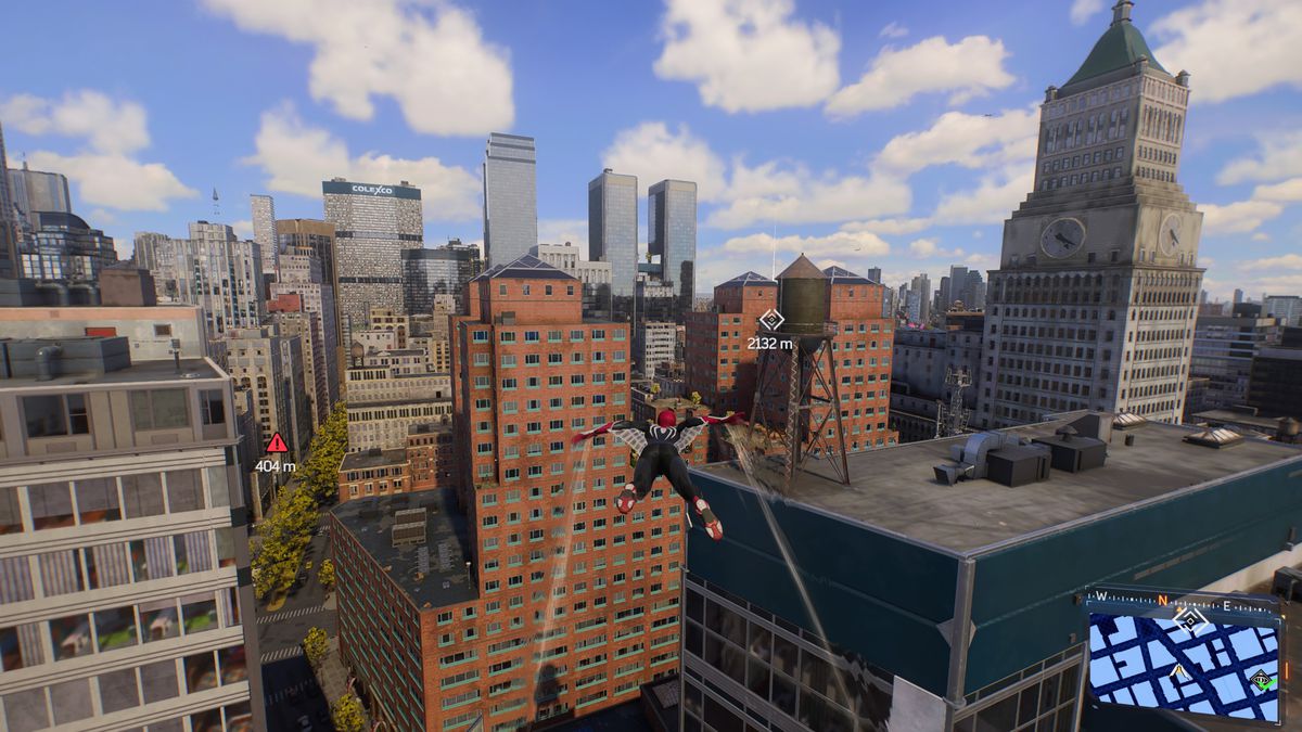 Spider Man svävar över byggnader på Manhattan i Spider Man 2 på PS5.