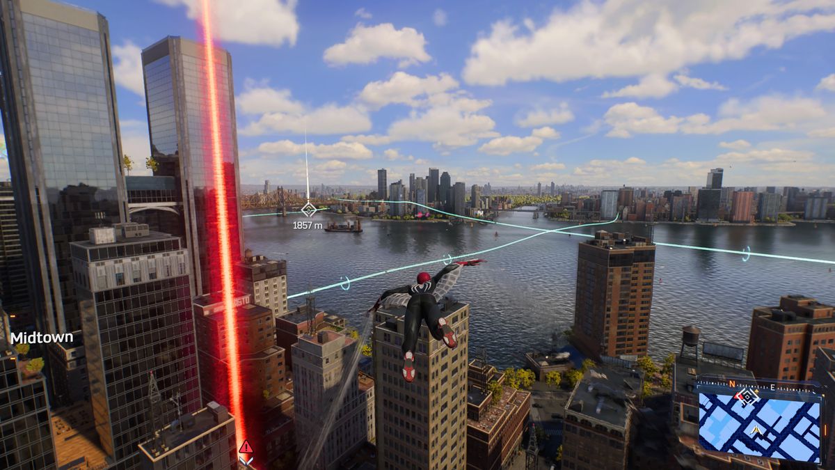 Spider Man svävar mot den östra floden i Spider Man 2 på PS5.