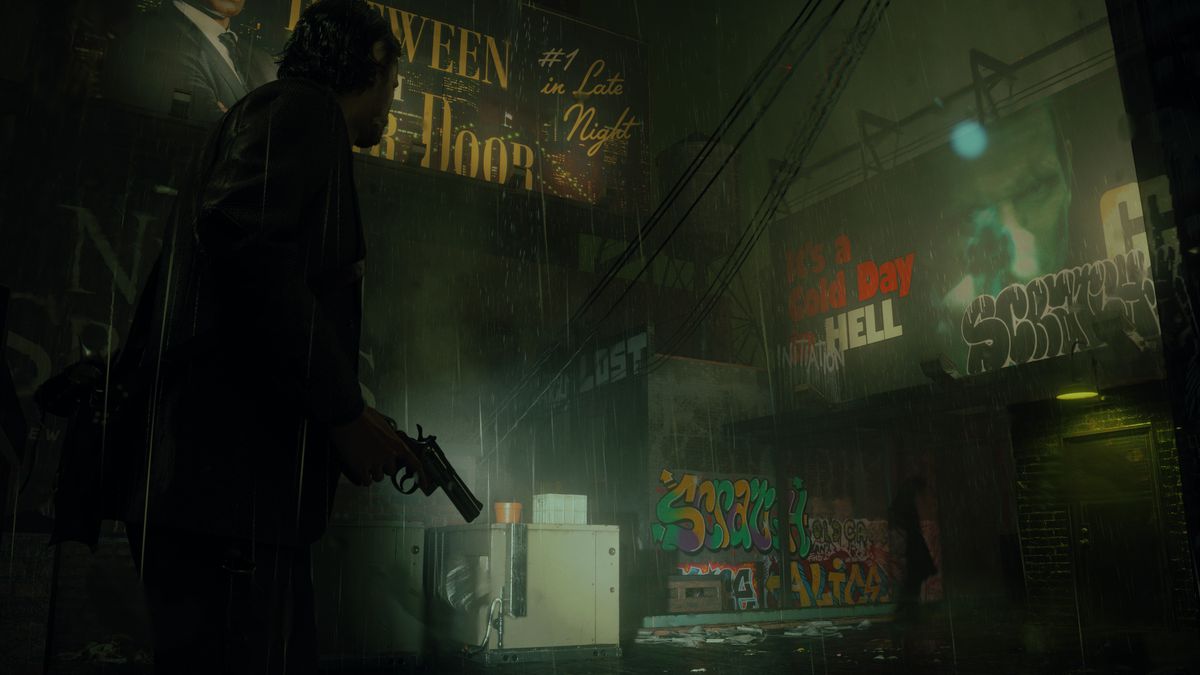 Alan Wake håller i en ficklampa och en pistol på ett mörkt stadstak omgivet av skyltar som förstörts av olycksbådande graffiti i Alan Wake 2.