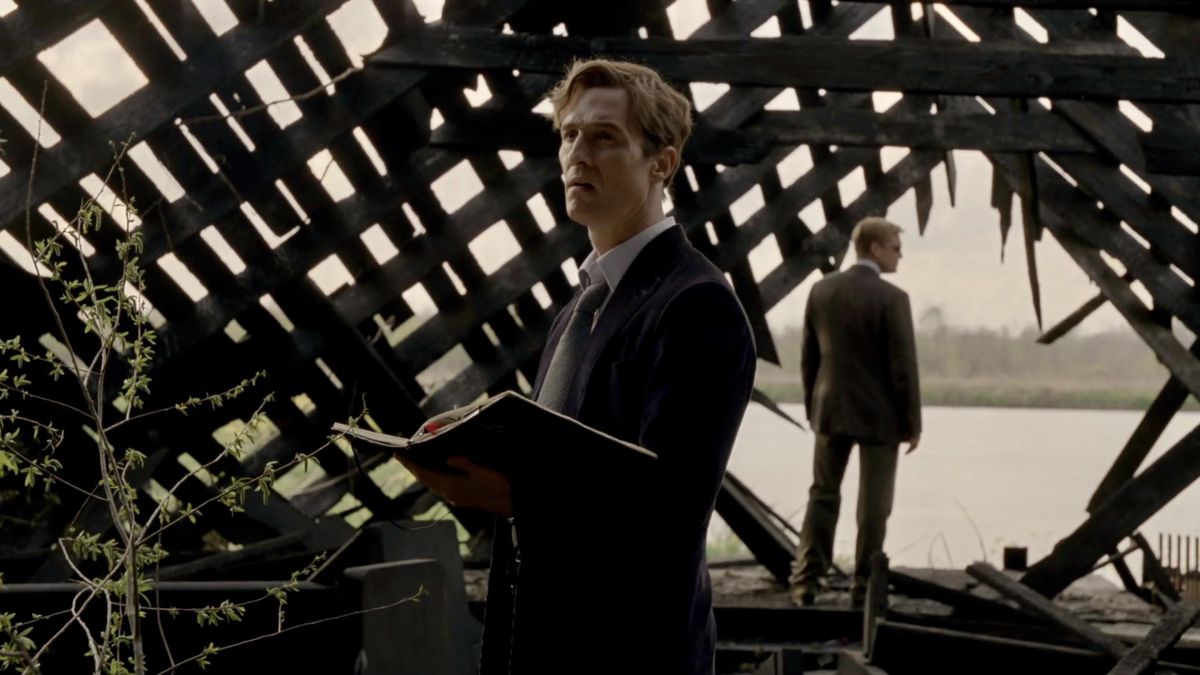 (LR) Matthew McConaughey och Woody Harrelson står i vraket av en förfallen, nedbränd kyrka i säsong ett av True Detective.