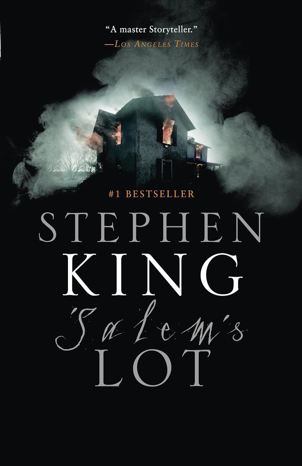 Ett omslag till Stephen Kings roman Salem's Lot, med ett tvåvåningshus på landet omgivet av rök, med rök och lågor som strömmar ut från fönstren, allt omgivet av djupt mörker