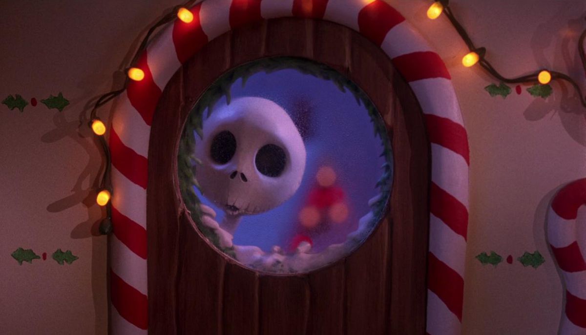 Jack Skellington kikade genom det runda fönstret på en trädörr inramad av godisrör och festliga ljus i The Nightmare Before Christmas.