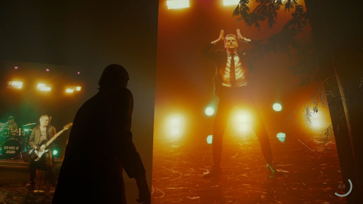 Alan tittar upp på en skärm av Alex Casey (Sam Lake) som dansar backstage på In Between with Mr. Door i Alan Wake 2
