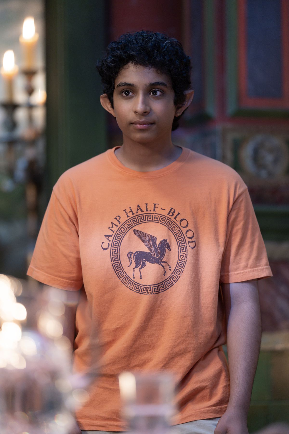 Grover (ARYAN SIMHADRI) i en Camp Half-Blood-skjorta