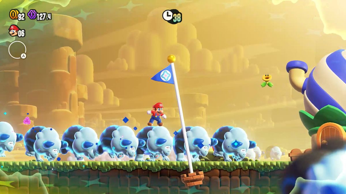 Mario rider en flock blå bulrushes genom målstolpen, med en timer som visar 38 sekunder kvar på skärmen