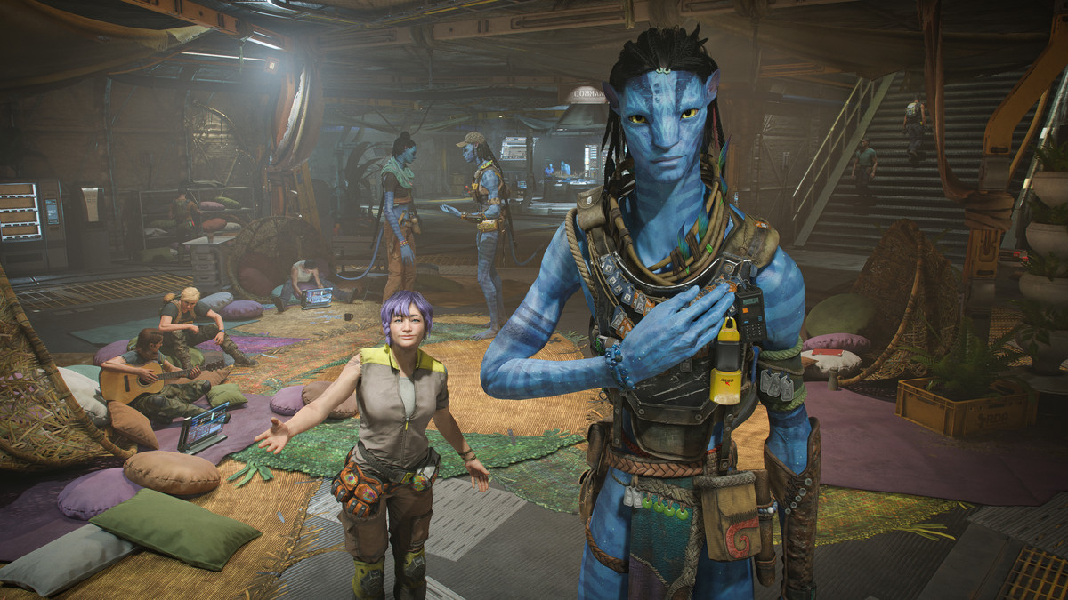 En Na'vi med handen på bröstet står nära en människa i Avatar: Frontiers of Pandora