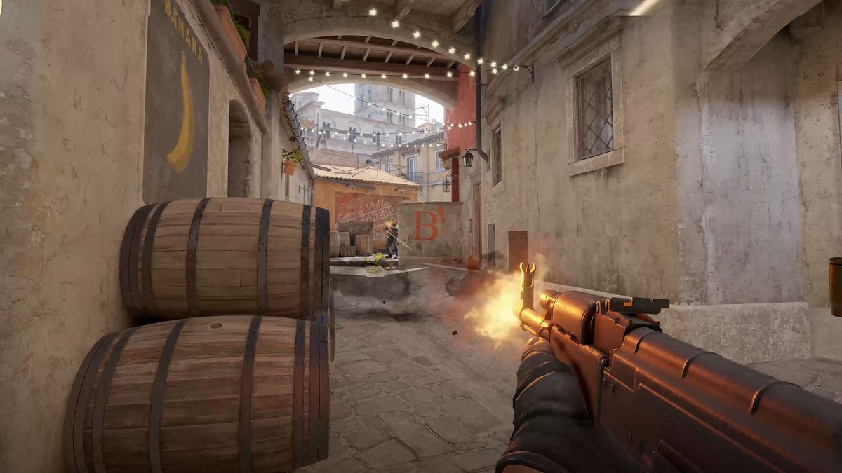 Spelaren avfyrar en AK-47 genom ett moln av rök, som delar sig för att avslöja mer klarhet på andra sidan, i Counter-Strike 2