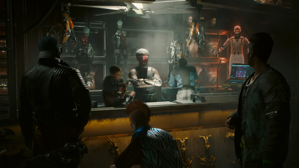 Karaktärer samlas runt disken på en Ripper Docs kontor i Cyberpunk 2077