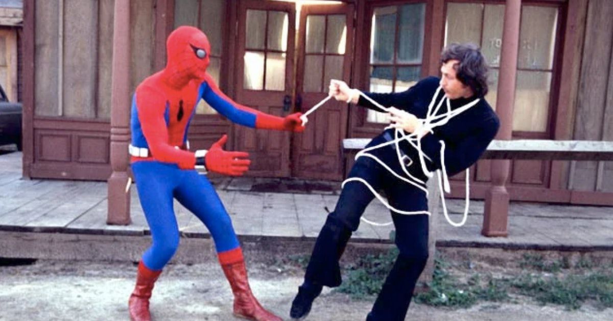 En live-action Spider-Man sveper in en motståndare i nät som ser ut som rep i filmen Spider-Man Strikes Back från 1978.