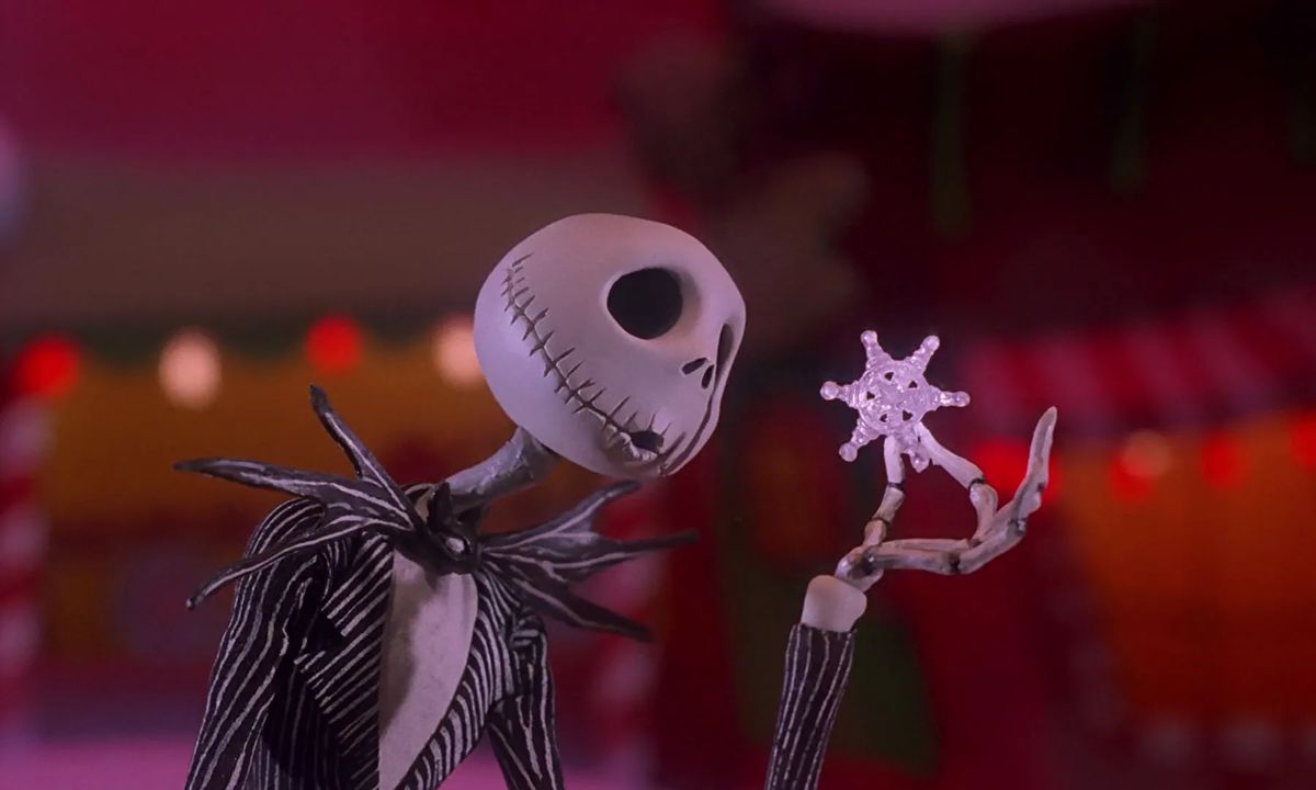 Jack Skellington håller upp en snöflinga med ett mycket förtjust uttryck i ansiktet i The Nightmare Before Christmas. 