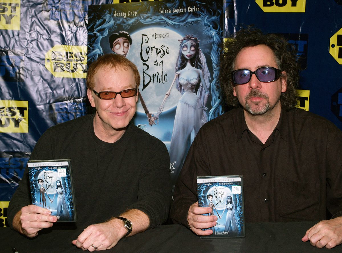 Tim Burton och Danny Elfman ler när de håller upp signerade kopior av DVD:n Corpse Bride på Best Buy i West Hollywood 2006