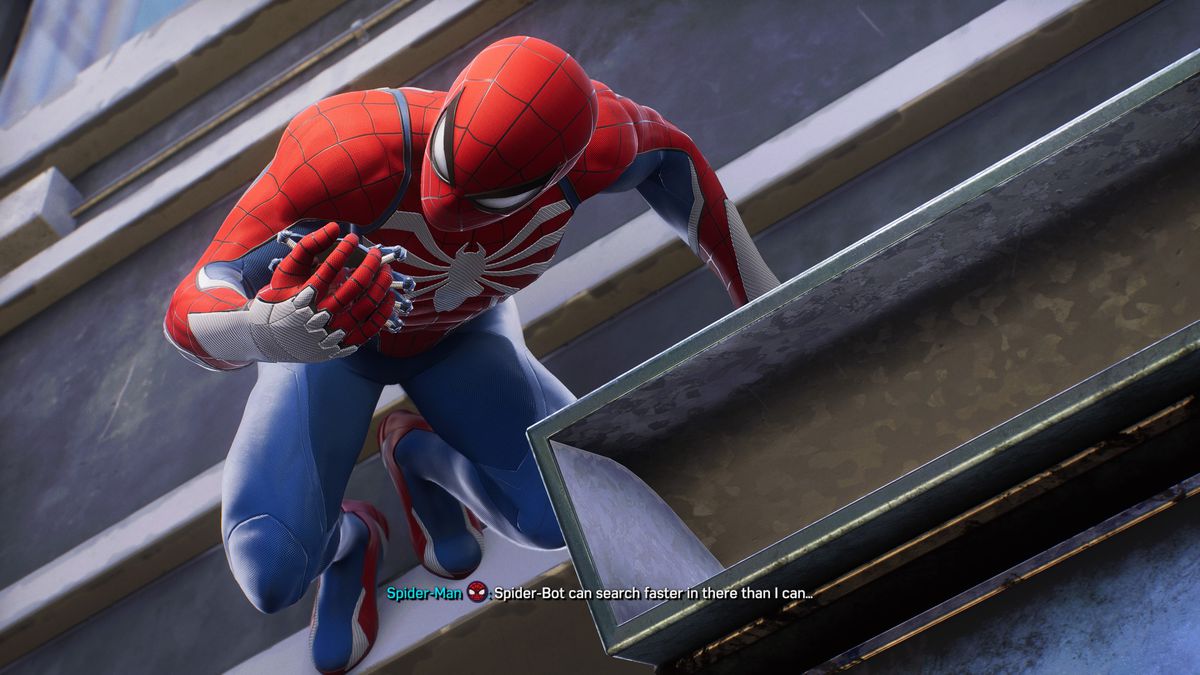 Spider-Man tittar på en Spider-Bot i sina händer i Spider-Man 2