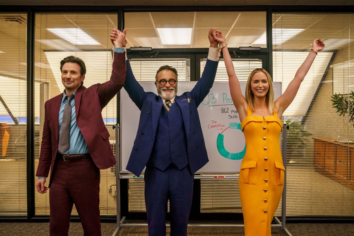 Andy Garcia, i en blå kostym, lyfter armarna på Emily Blunt, i en gul klänning, och Chris Evans, i en rödbrun kostym, i triumf i Pain Hustlers