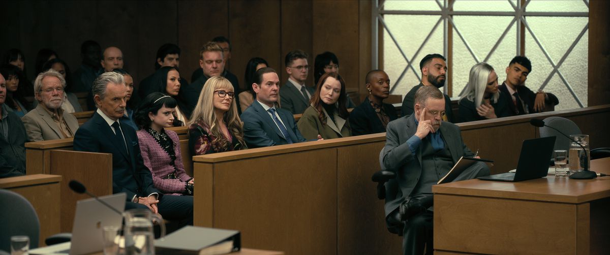 Familjen Usher sitter i rätten bakom sin advokat Arthur Pym (Mark Hamill) 