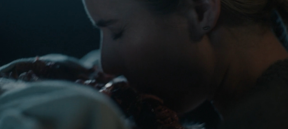 Emma Roberts karaktär äter ner på ett maggotangripet ruttnande tvättbjörnslik