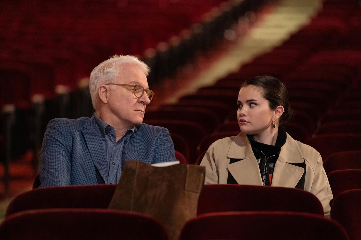 Steve Martin som Charles och Selena Gomez som Mabel, som sitter sida vid sida på en teater och tittar på varandra