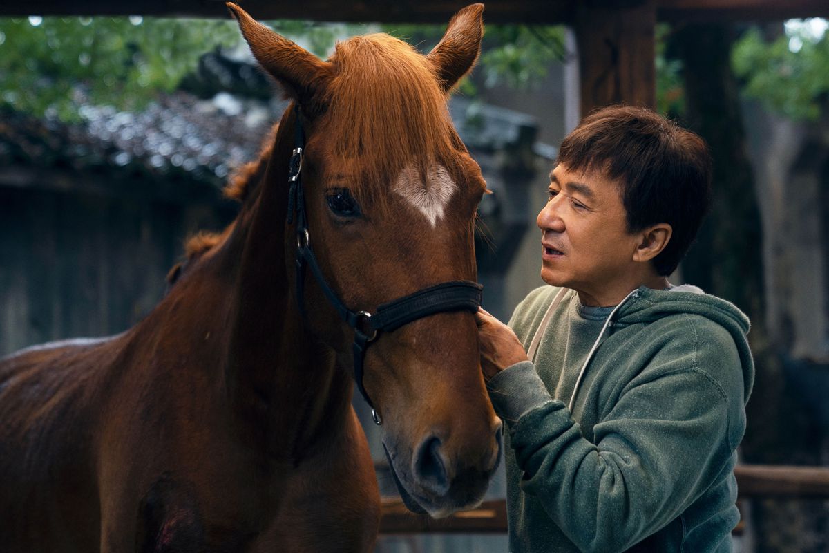 Jackie Chan pratar med hästen Red Hare i Ride On.