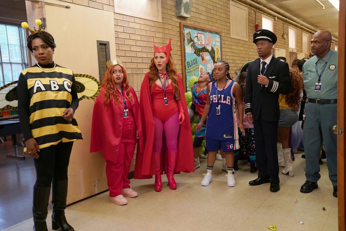 Skådespelarna i Abbott Elementary klär ut sig inför Halloween - Spelling Bee, två Scarlet Witches, James Harden och Sully Sullenberger.