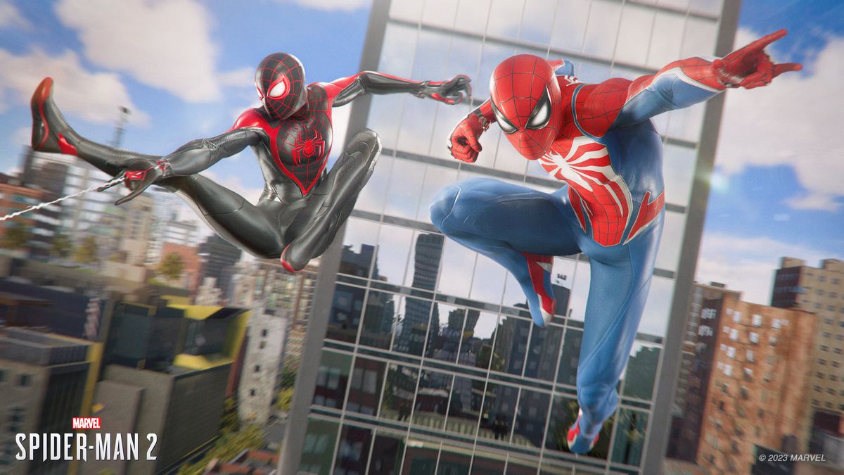 Miles Morales och Peter Park gör några Spidey-rörelser i luften i Spider-Man 2