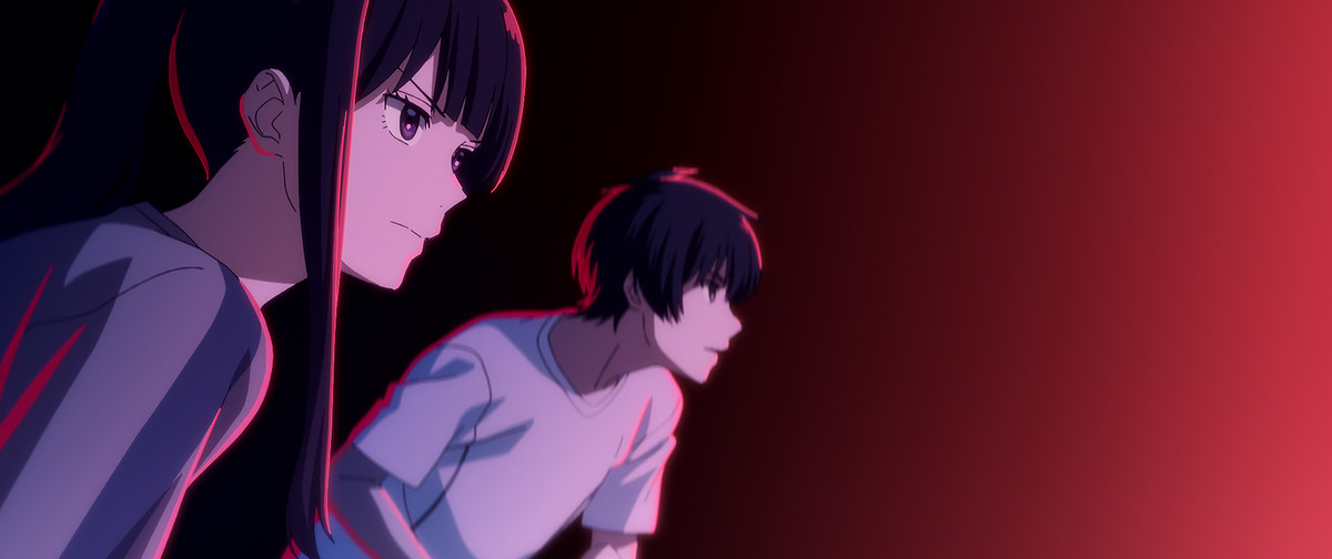 Två tonåringar ser bestämda ut i ett kusligt lila-rött sken