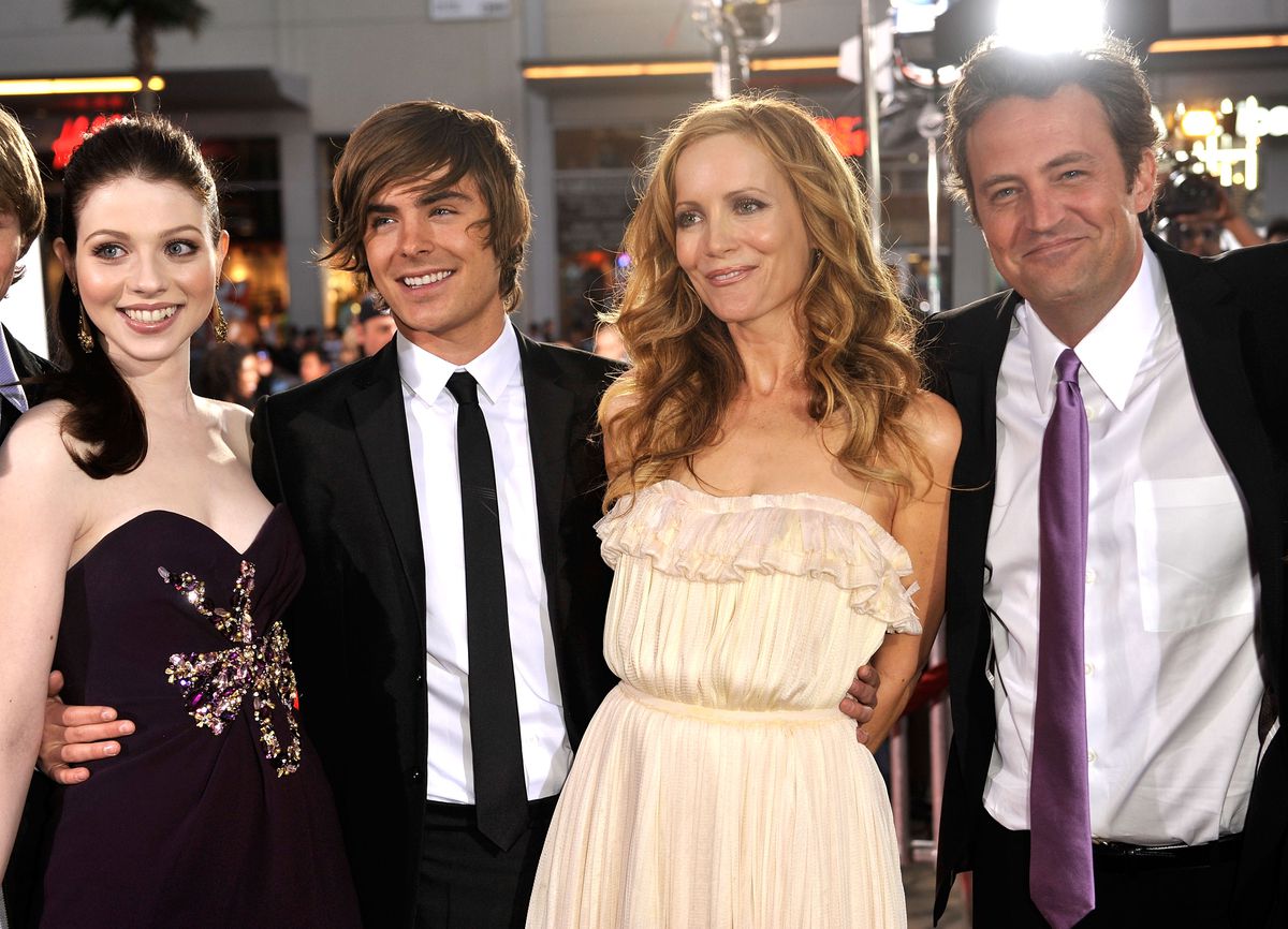 Michelle Trachtenberg, Zac Efron, Leslie Mann och Matthew Perry poserar vid premiären av 17 Again