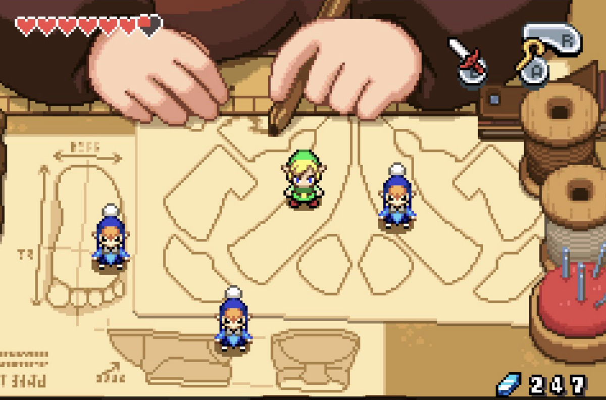 En bild av Link i The Legend of Zelda: Minish Cap.  Han är i miniatyrstorlek och står på en skomakares bord.