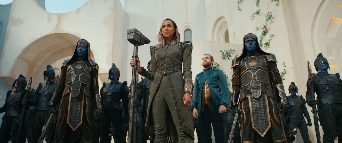 Dar-Benn (Zawe Ashton) står framför sin armé av främmande soldater i Marvel Cinematic Universe-filmen The Marvels