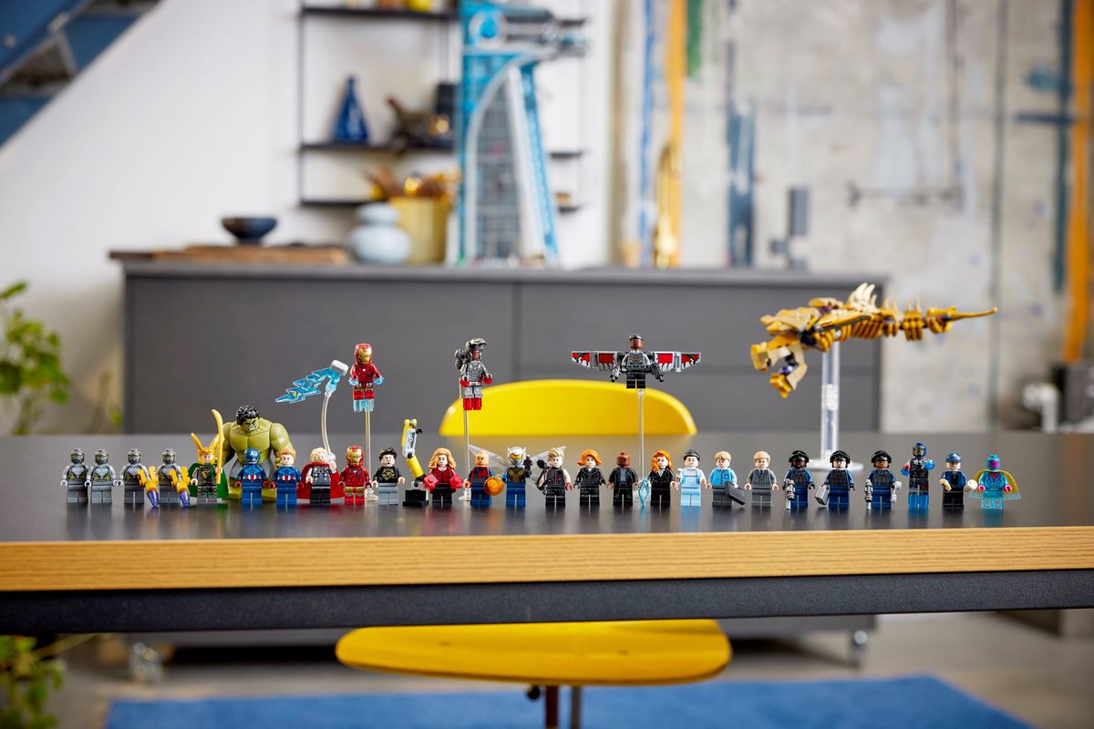 En produktbild av sortimentet av minifigurer som ingår i Lego Avengers Tower