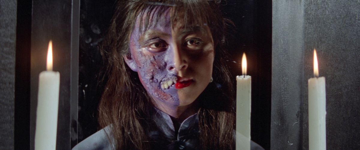En vampyrkvinna med ett och ett halvt normalt mänskligt ansikte med lila hud och tänder med tandtänder från Encounters of the Spooky Kind