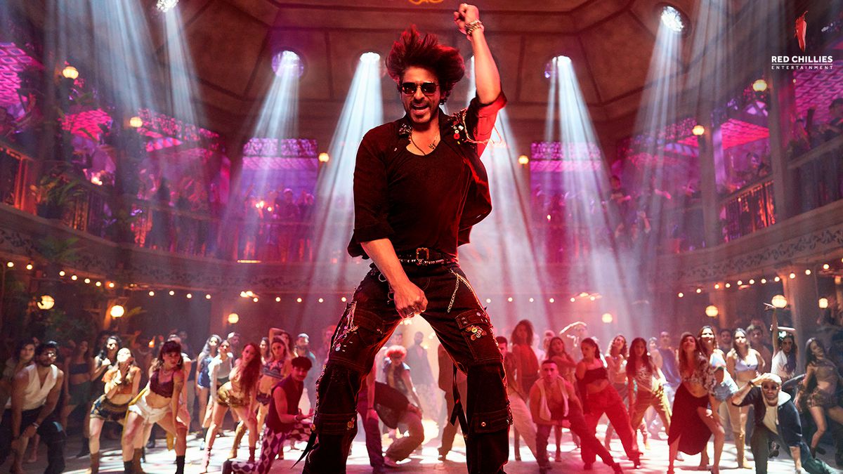 Shah Rukh Khan dansar på en klubb med backup-dansare i Jawan
