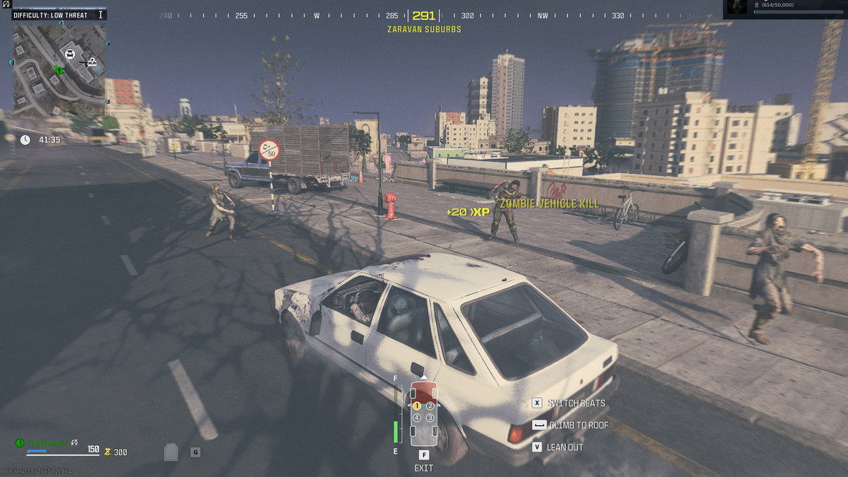 En spelare kör över en grupp zombies i MWZ