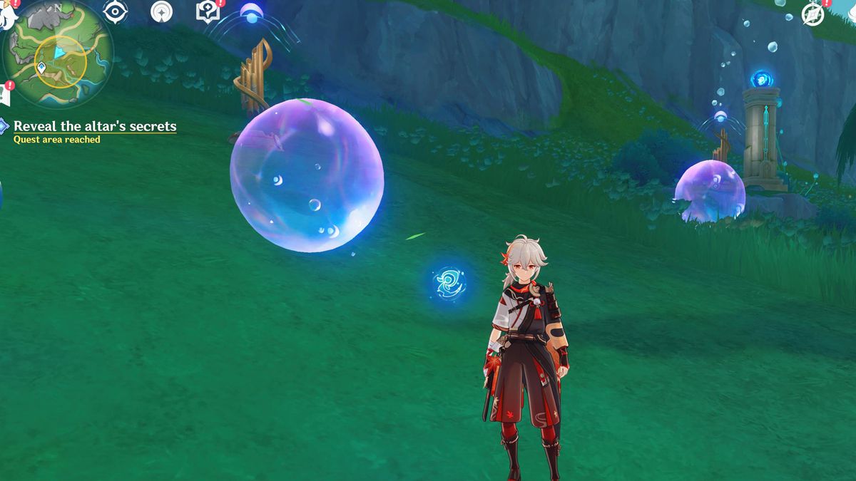En karaktär står nära två flytande bubblor i ett fält i Genshin Impact.