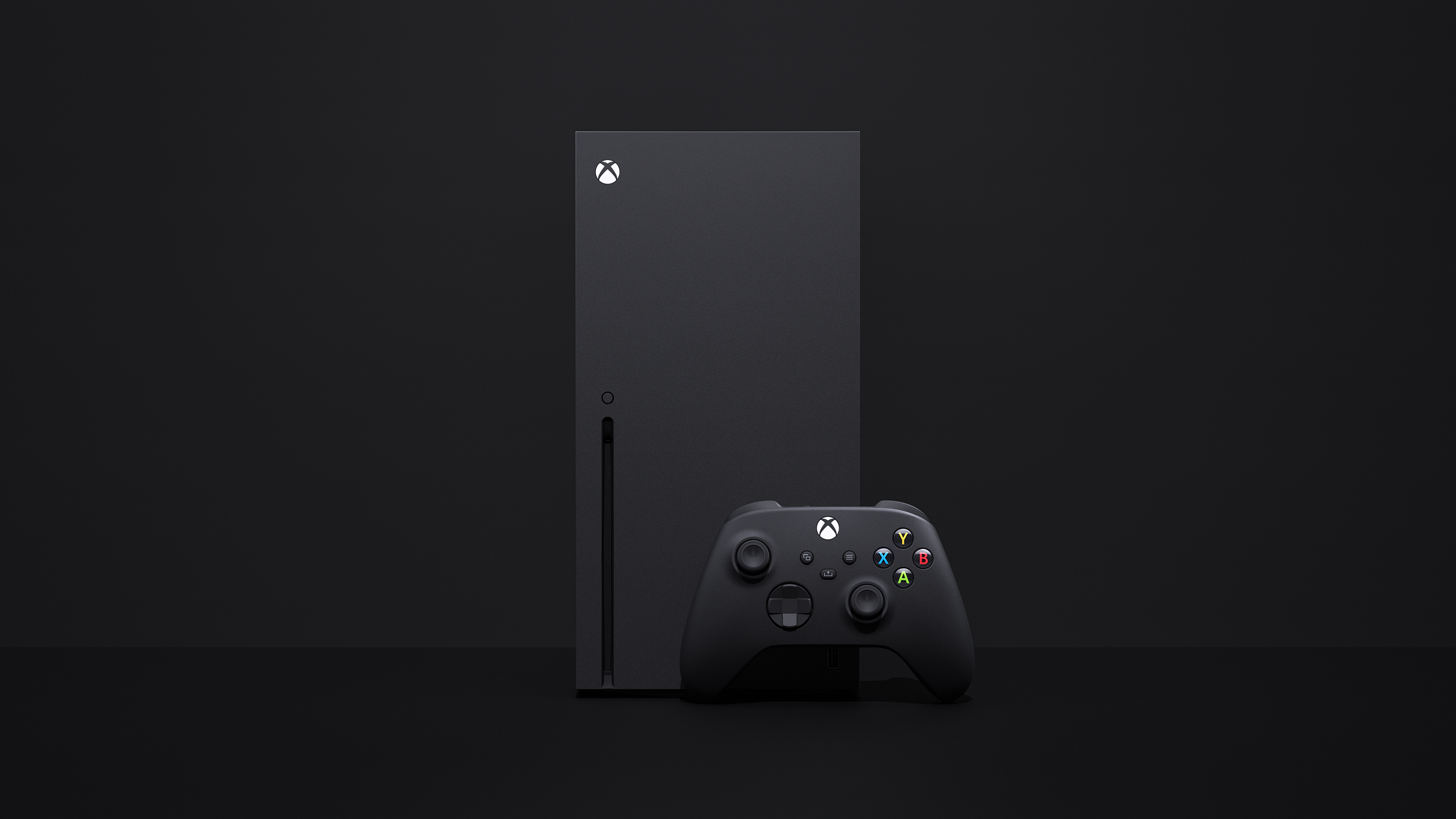produktbild av Xbox Series X stående med handkontrollen stående framför sig, på en svart bakgrund