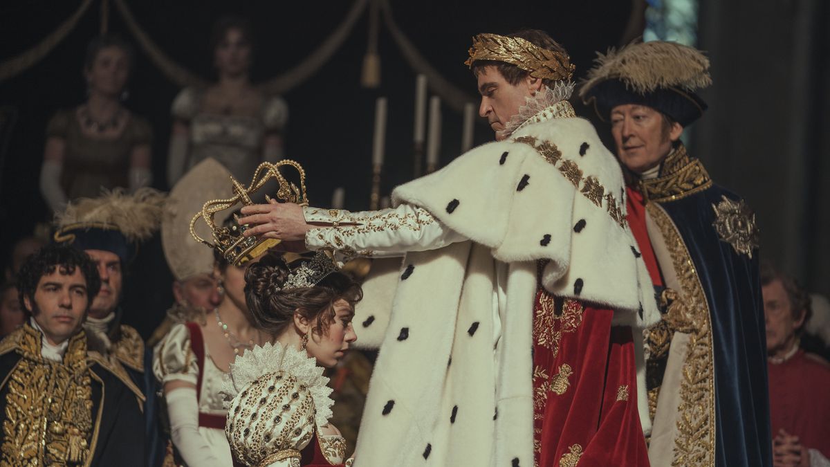 Napoleons kröning, där den nykrönade kejsaren av Frankrike står i sina regalier och sätter en krona på sin fru Josephine i filmen Napoleon 