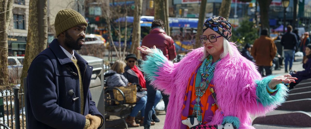 (LR) Paapa Essiedu och Melissa McCarthy i Genie.