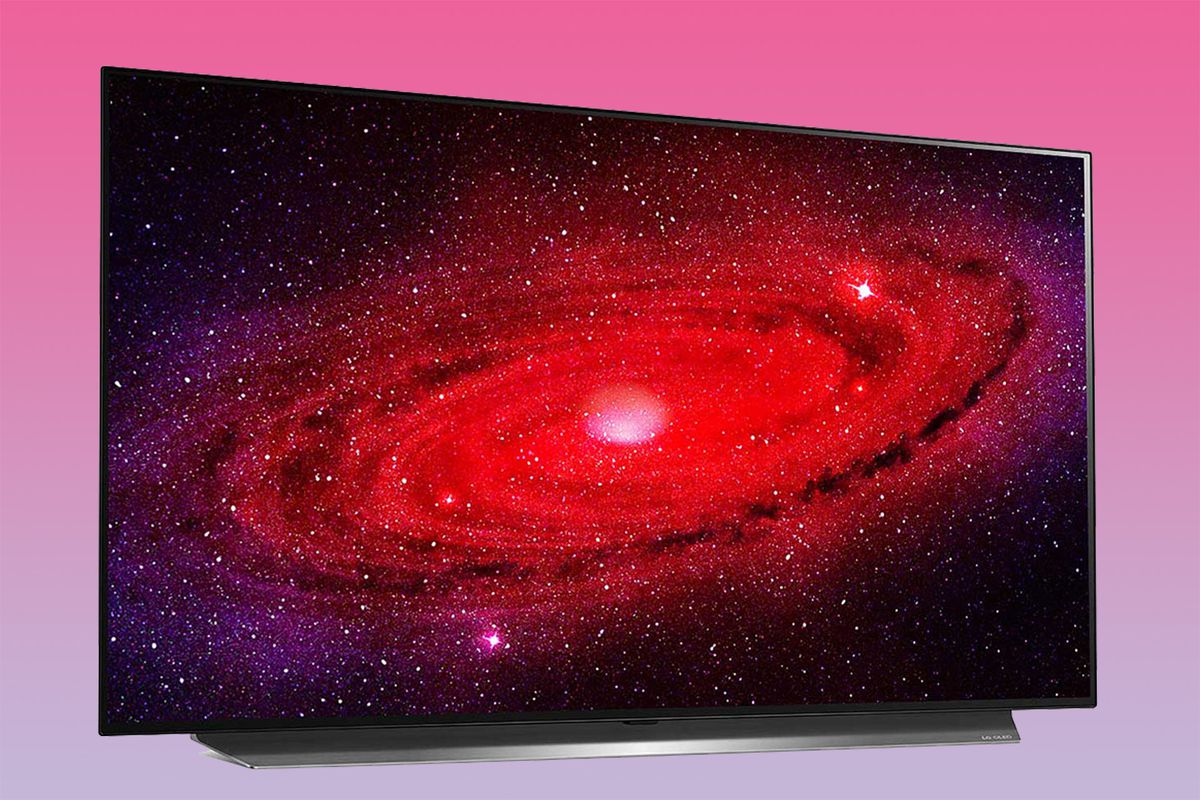 LG CX-tv på en rosa gradientbakgrund som visar en röd spiralgalax