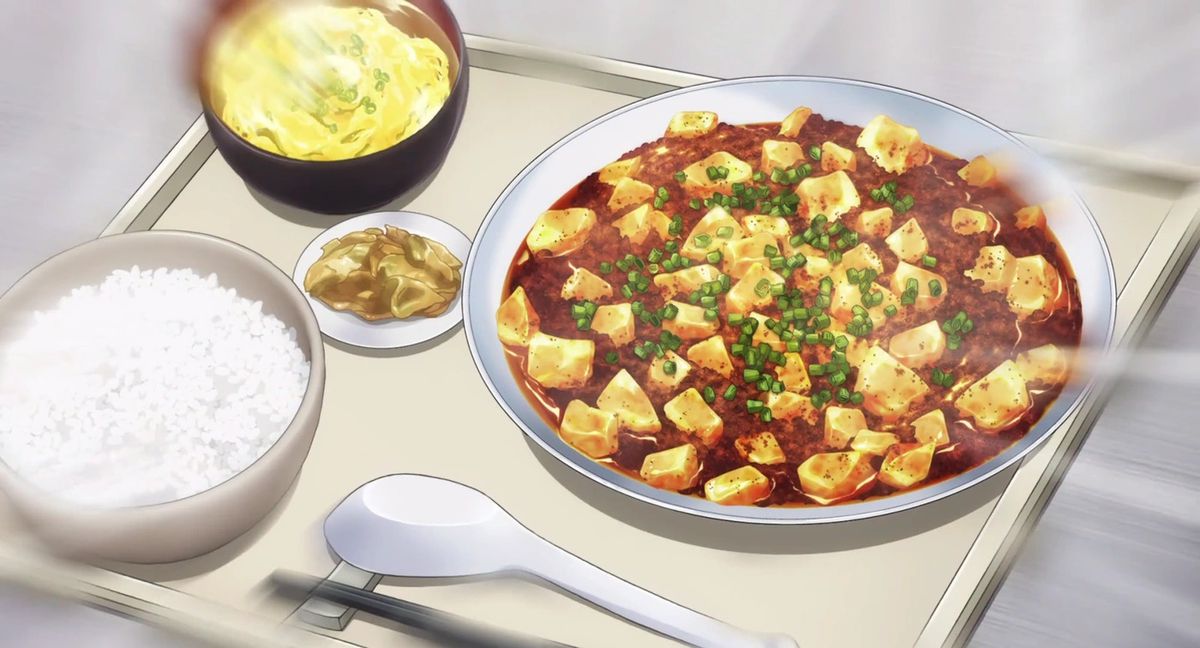 En skål med mapo tofu på en tallrik med ris och nudlar i Food Wars!  Shokugeki no Soma: The Third Plate.