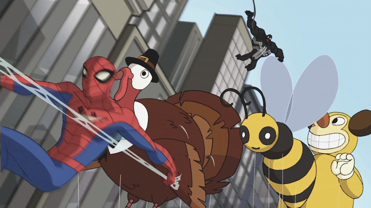 Spider-Man, i en suddig rörelse, går förbi en Thanksgiving Day-paradballong av en kalkon i en pilgrimshatt, när en överraskande knubbig Venom förföljer honom i Spectacular Spider-Man-avsnittet 